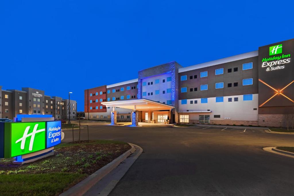 Holiday Inn Express & Suites - Lenexa - Overland Park Area an IHG Hotel Main image 1